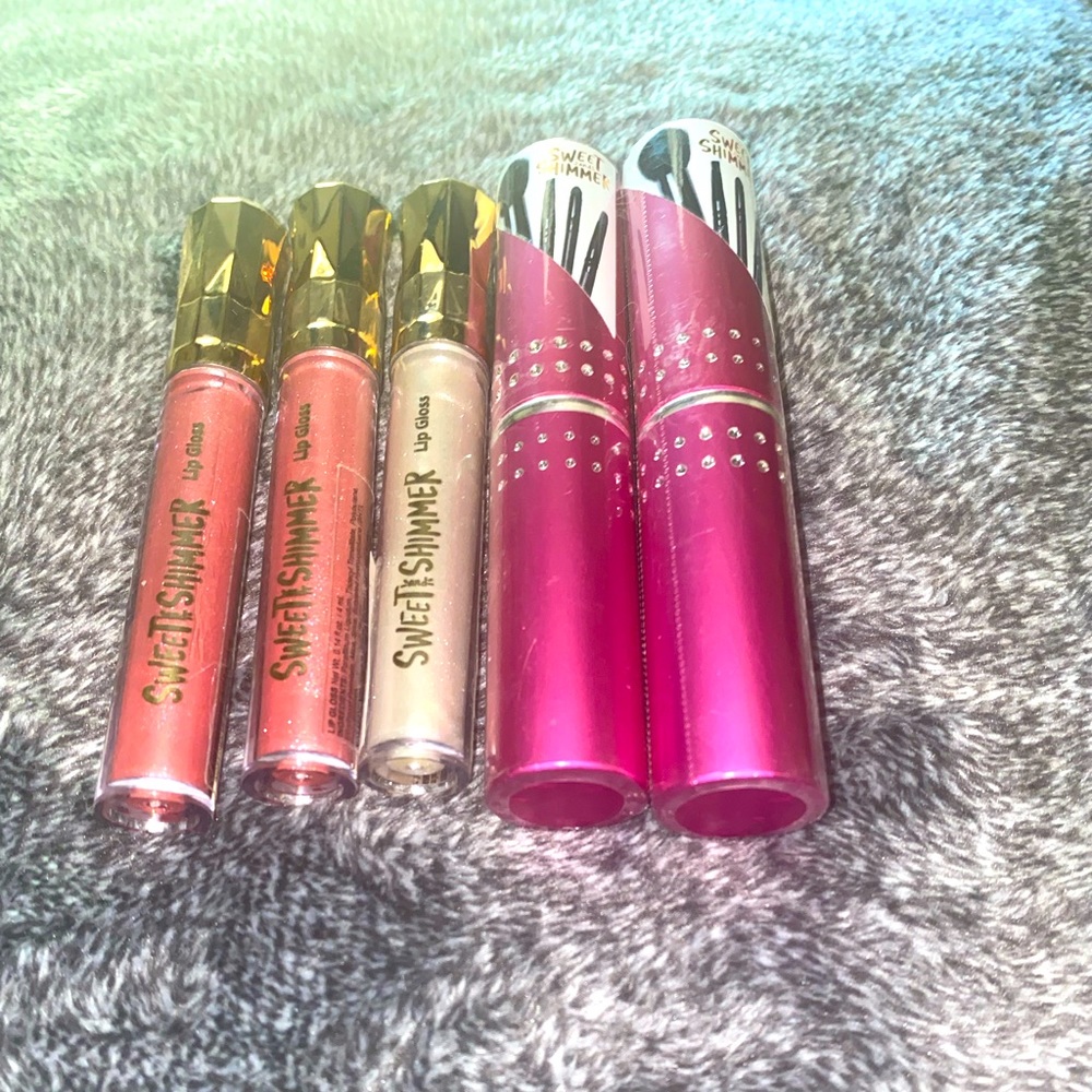 Lipgloss and eyeshadow brushes